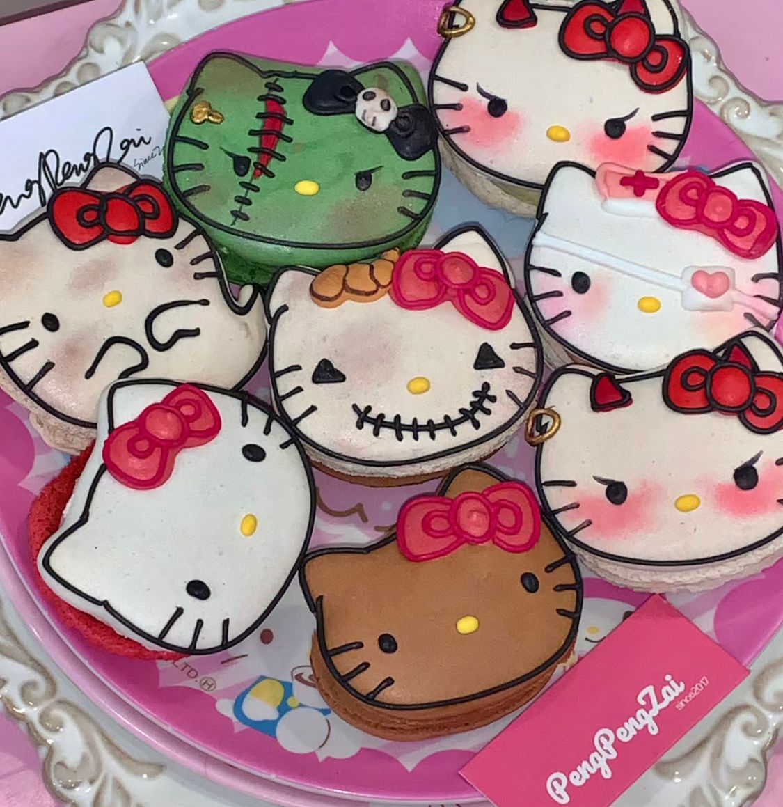 lovesickdoe's tweet photo. hello kitty halloween macarons https://t.co/bcY3BeCe0H