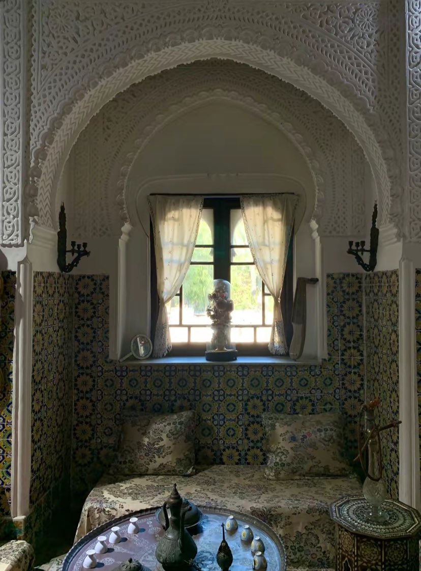 Bit Al Qâad. Au sein des foyers algérois de la Casbah Bit Al Qâad est un salon réservé aux femmes et aux enfants, se situant traditionnellement à l’étage. Le salon réservé aux hommes est quant à lui au rez-de-chaussée et est munis de Sedaris.