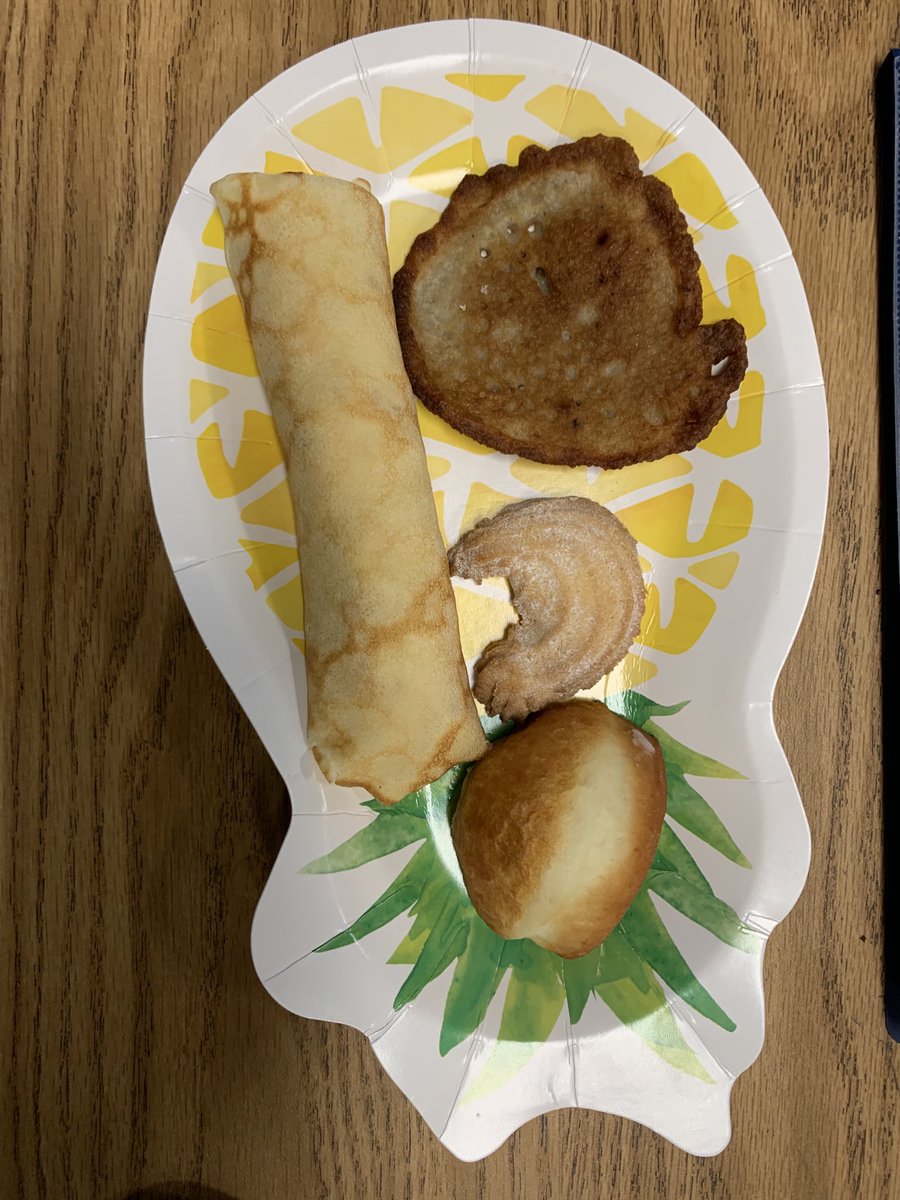 SMSCrArts's tweet image. A very nice surprise from ML kids in 6th grade. They took time to bring me different treats from their country. #cultures #unitythroughfood ⁦@ahsd25⁩ ⁦@AHSD25South⁩ #southlearns #D25ItsPersonal ⁦@ErosinRosindad⁩ @sms6east ⁦@sms6West⁩