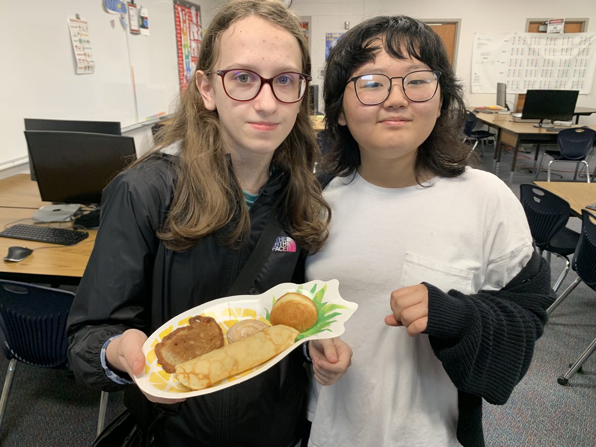 SMSCrArts's tweet image. A very nice surprise from ML kids in 6th grade. They took time to bring me different treats from their country. #cultures #unitythroughfood ⁦@ahsd25⁩ ⁦@AHSD25South⁩ #southlearns #D25ItsPersonal ⁦@ErosinRosindad⁩ @sms6east ⁦@sms6West⁩