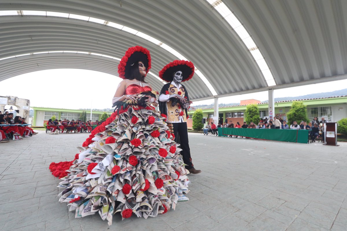 COBAEMex's tweet photo. En #COBAEM incentivamos las tradiciones mexicanas, felicitamos a la comunidad del Plantel @27Cobaem en donde el trabajo artístico y colaborativo de la comunidad estudiantil y administrativa tuvo como resultado la elaboración de ofrendas y de su desfile de catrines. #TalentoCOBAEM https://t.co/bGIqmD2gcc