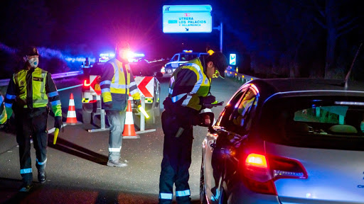 La #AgrupacióndeTráfico de la @guardiacivil cada noche vela por la seguridad vial y auxilio de los conductores. ¡Buen servicio compañeros!
#TrabajamosParaProtegerte 📲 062
#ViajeSeguro #SeguridadVial