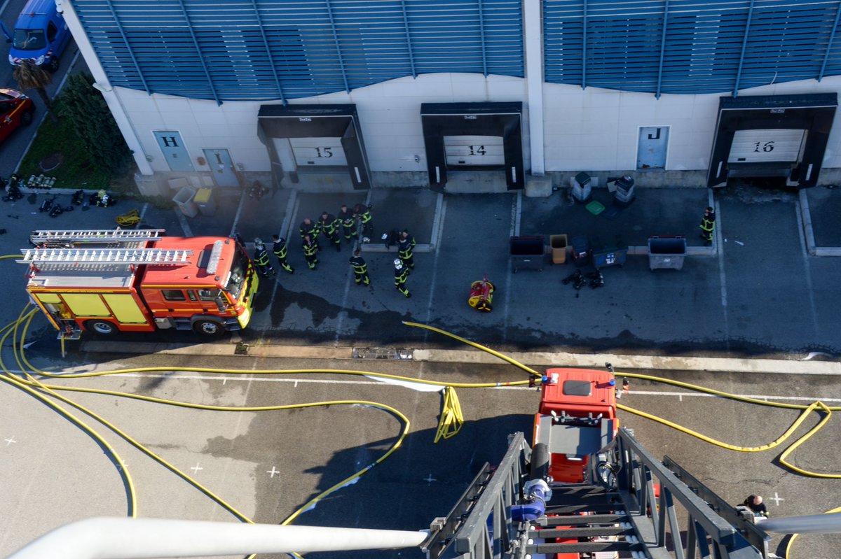 sdis_06's tweet photo. #RetourSurInter 🔥
🚒Plus de 70 sapeurs #pompiers ont été mobilisés en début d'après-midi pour un incendie intéressant un entrepôt à #Nice.
✅️L'intervention rapide des soldats du feu et la mise en œuvre de 7 lances ont permis de limiter le feu à 300m2 d'un bâtiment de 2800m2. https://t.co/LRoUjbmh9T