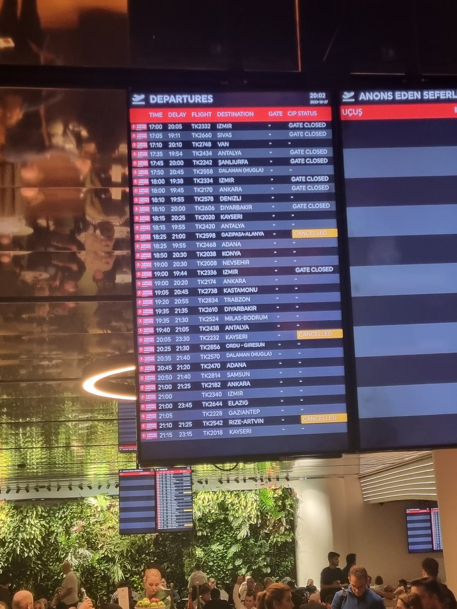 Semih_Boz_'s tweet photo. Aaa @TK_HelpDesk  sizi eklemeyi unutmuşum. 19:55 e planlanmış uçağımız kalktı da ekranımızı mı güncellemediniz? Ne yapalım kapatalım mı telefonları? Ekran hatası var da uçak kalktıysa nasıl olur paramızı geri alabilir miyiz? https://t.co/Ig9TxYuHzA