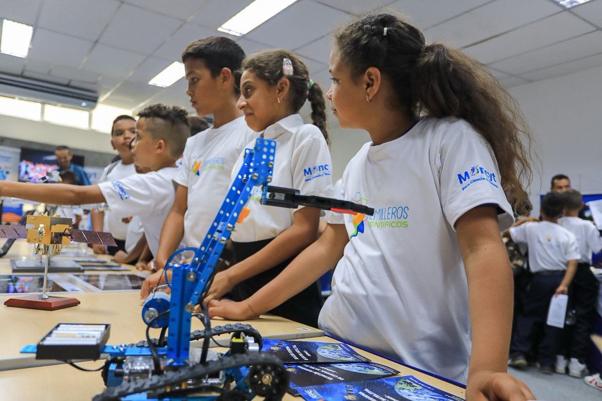 Gabrielasjr's tweet photo. Sabías que tenemos 100 Núcleos comunitarios de Robótica Infantil Educativa a nivel nacional 🇻🇪

Desde Infocentro podrás disfrutar de estos núcleos infantiles y juveniles  en todo el país. El Programa Semilleros Científicos orienta vocaciones tempranas a la #Ciencia promoviendo los aprendizajes de la electrónica, informática, programación, matemáticas,  mecánica y diseño.

Juntos hacemos #CienciaParaLaVida