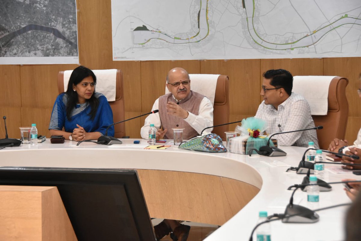 In pursuit of Viksit Bharat by 2047, NITI Aayog is strategizing to transform urban areas into Growth Hubs. Sh.BVR Subrahmanyam IAS, CEO, NITI Aayog visited Surat & interacted with key stakeholders. Mun.Commissioner, Ms. Shalini Agrawal IAS delivered a comprehensive presentation.