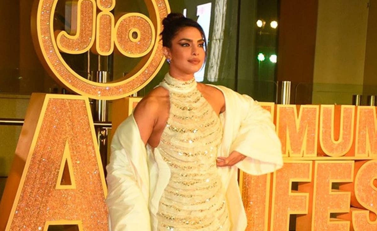 resultgyan01's tweet photo. Priyanka Chopra’s Look For The MAMI Occasion Prompts This Response From Husband Nick Jonas 
https://t.co/n5FKCP0cS5 https://t.co/Mlf1IQ2UMm