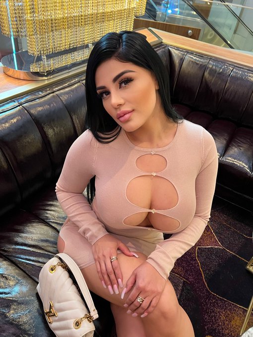 TGIF 😜  https://t.co/9ibJqRhbtx https://t.co/ffE5bGC4kj