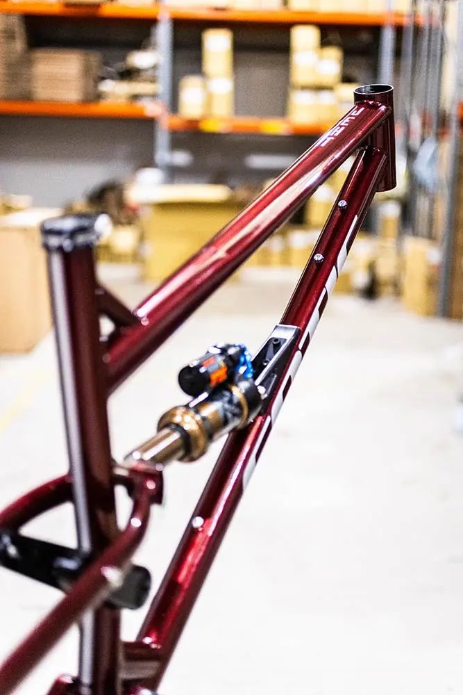 99spokes's tweet photo. Steel bikes are timeless, but that’s not the only reason why the @coticbikes Jeht Gen 2 will be sticking in our minds for a wheel! Learn more about this “Goldilocks” trail bike on our website; https://t.co/qGQ9COrrxA https://t.co/oRuF7V4rCT