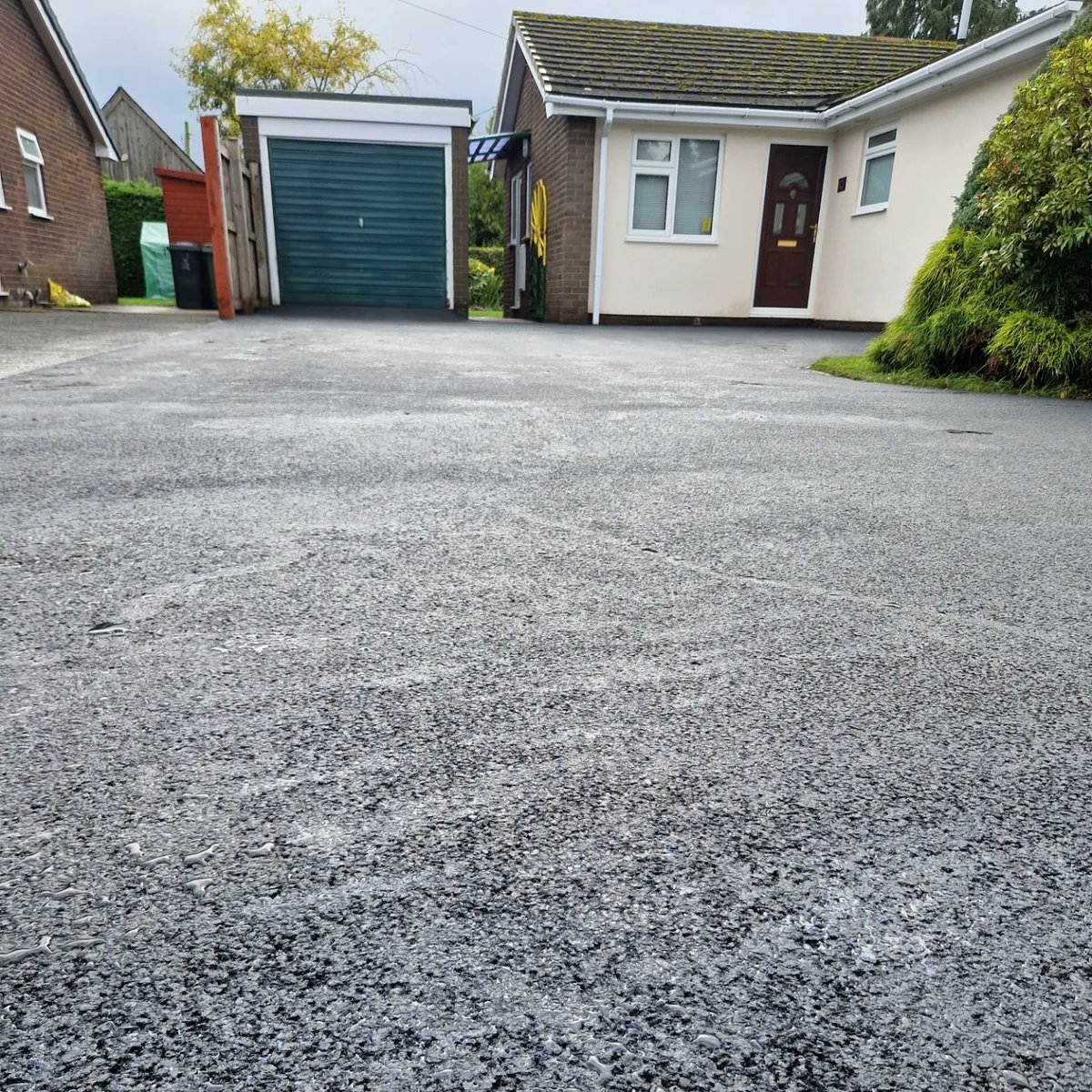 CarlPenrose's tweet photo. We have recently resurfaced this driveway using SMA surface course and UV stable resin bound footpath to the footpath. Customers love the finish. #Driveways #UVstable #Resinbound #Groundworks #Paving #Chirk free quotes and advice 07881 844920 toffsgroundworks@live.co.uk https://t.co/NQ7VjCzPsz