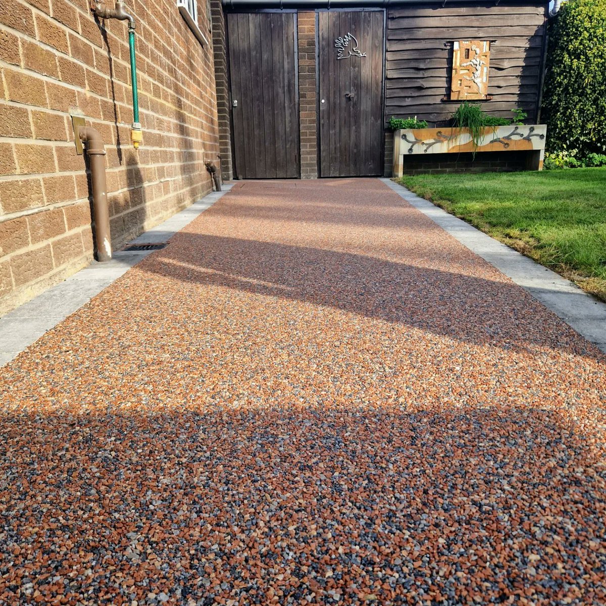 CarlPenrose's tweet photo. We have recently resurfaced this driveway using SMA surface course and UV stable resin bound footpath to the footpath. Customers love the finish. #Driveways #UVstable #Resinbound #Groundworks #Paving #Chirk free quotes and advice 07881 844920 toffsgroundworks@live.co.uk https://t.co/NQ7VjCzPsz