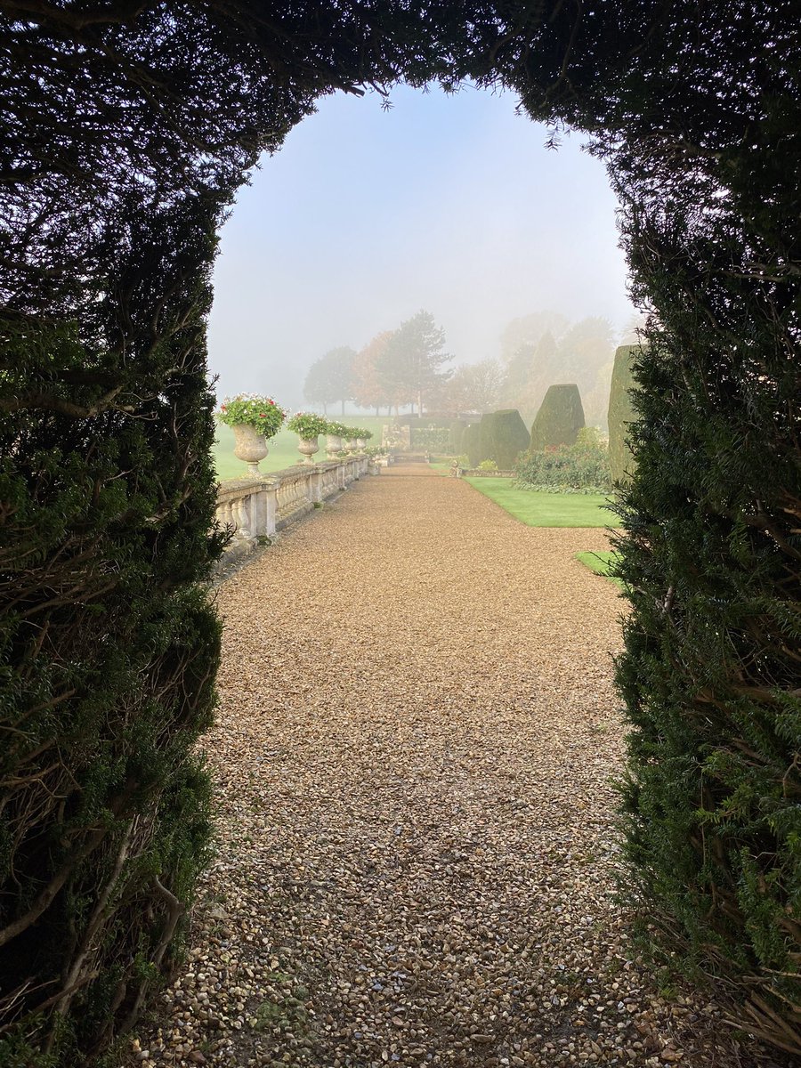 serendipity1952's tweet photo. Bowood House, emerging from autumn mist.@BowoodHouse https://t.co/PkUmDd0dRd
