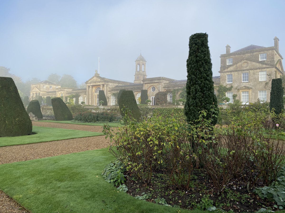serendipity1952's tweet photo. Bowood House, emerging from autumn mist.@BowoodHouse https://t.co/PkUmDd0dRd