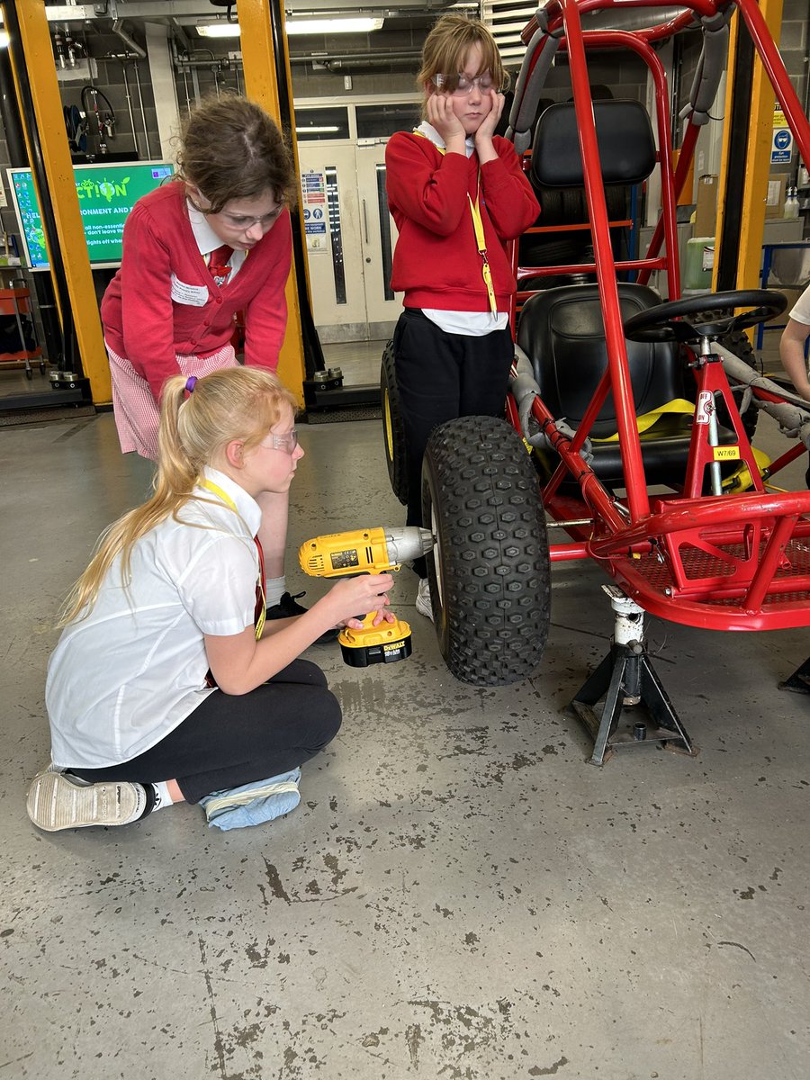 MrKings_Class's tweet photo. Pit team 1! @ClydePrimary @SmartSTEMs @STEMglasgow #ClydeSTEM https://t.co/xI3uVSDzWt