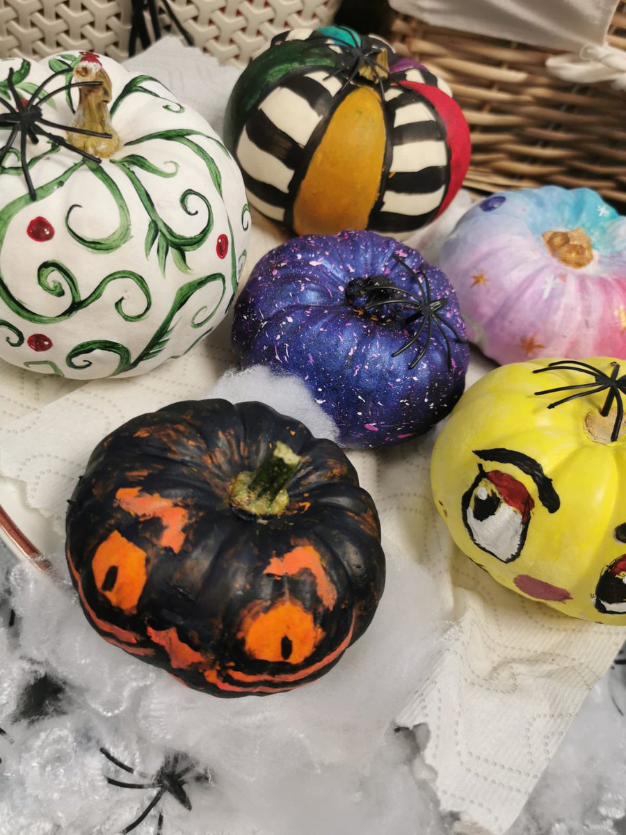 Frah_A's tweet image. Favourite part of my #MySLTDay today was definitely doing some arts & crafts with my @LGTSALT QE crew! Pretty pumpkins painted into masterpieces while munching on snacks and deciding what songs must be on a Halloween playlist! If you’re @LibbySLT, it’s non-stop Thriller! 🎃 👻 🎨