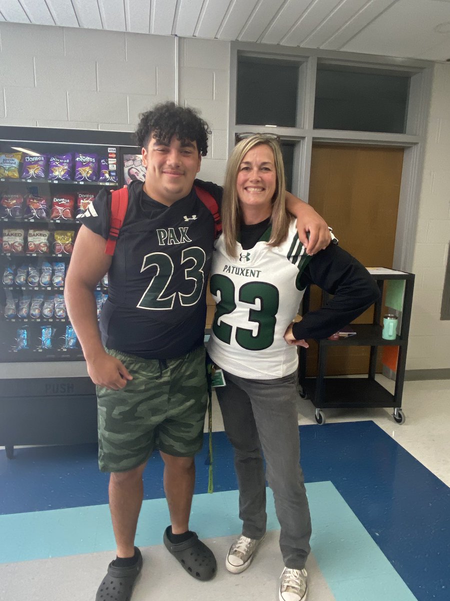 AnneRickwood's tweet photo. This is the best! So proud to represent #23 on his senior night! 💚🖤 https://t.co/gkKQ2KPV7W