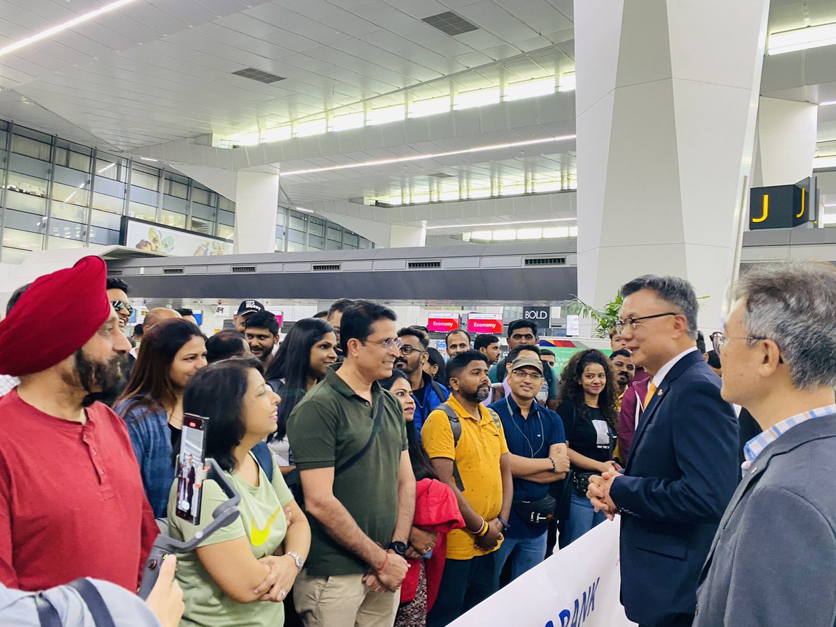 Over 3,200 @HDFC_Bank members embarked on a memorable MICE(Meeting, Incentive tour, Conference, Exhibition) tour in Korea this October. Ambassador @ChangJaebok1 bid farewell to 68 members taking @Flyasiana on October 25.