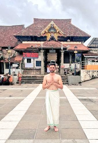 RgvTrolls's tweet photo. Keshav Maharaj in padmanabhaswami temple, kerala.

#keshavmaharaj
#SAvsPAK 
#cwc23 
#PAKvsSA https://t.co/LsYqlwLMmy