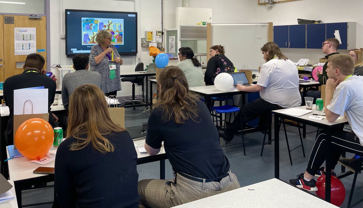 munchmellor68's tweet photo. Always a pleasure to welcome ⁦@sue_woolhouse⁩ from the #IOP. Joined today by TELA Science trainees to develop Physics subject knowledge. Lots of fun Physics practicals to try.  #scienceisfun #leicester_scitt https://t.co/XjdTxUuXCi