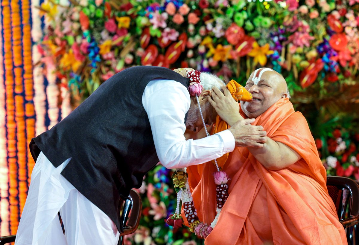 Princeking00's tweet photo. सद्गुरू गुरुदेव भगवान के संग यशस्वी प्रधानमंत्री श्री नरेंद्र मोदी https://t.co/Ku12dJzsg9