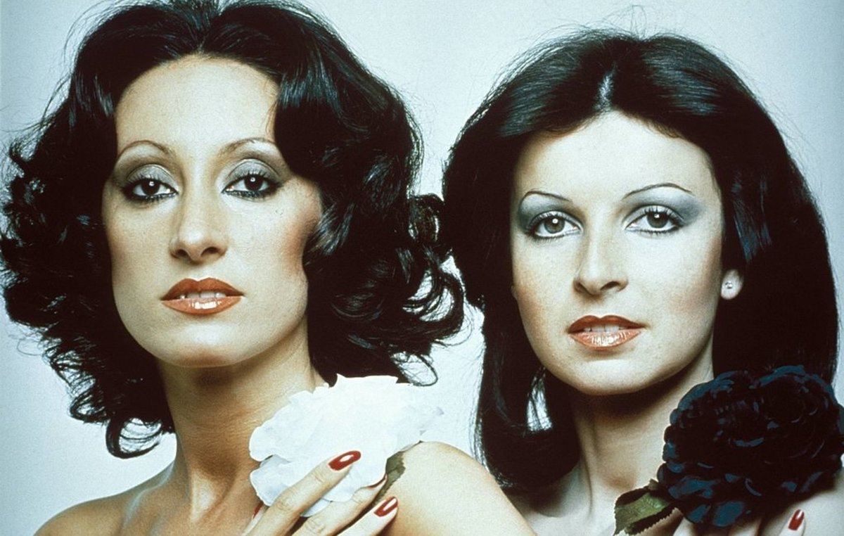 Kinxoc's tweet image. Cómo ven “Yes sir I can boogie” de las españolas
Que cantan en inglés y fueron un fenómeno en Francia: Baccara . Orgullosamente modelo 77, coml
Su servilleta #PoderosoFF @ruleiro @eltalcha