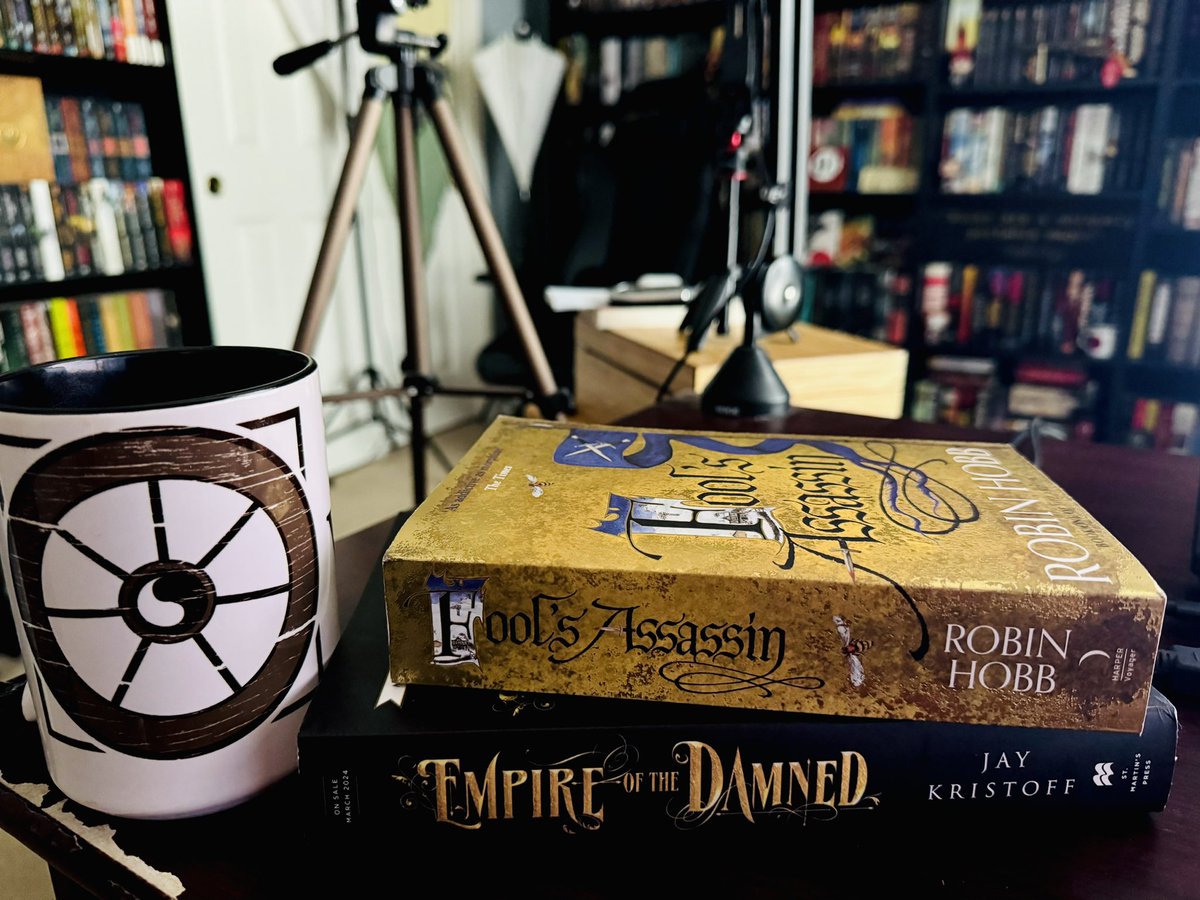 Zepp1978's tweet photo. Quite the pairing. But here we are. Starting the November reads a few days early. 

#RobinHobb
#JayKristoff
#EmpireoftheDamned
#FitzAndtheFool https://t.co/ad1DLLJobu