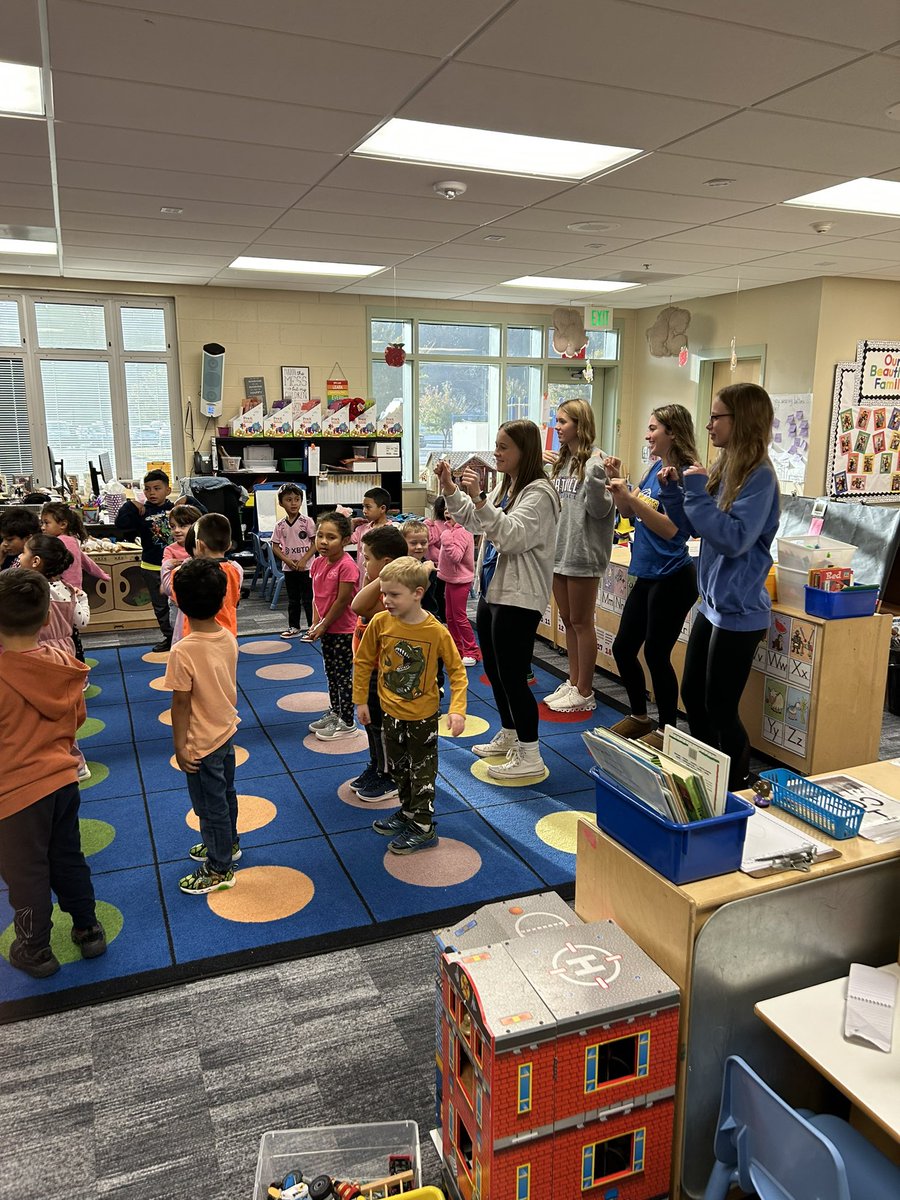 CoachLewis_FM's tweet photo. We kicked off our @secondandseven with @FMYellowJackets today. The students had a blast with the student athletes today! https://t.co/FnvIQhZlKw