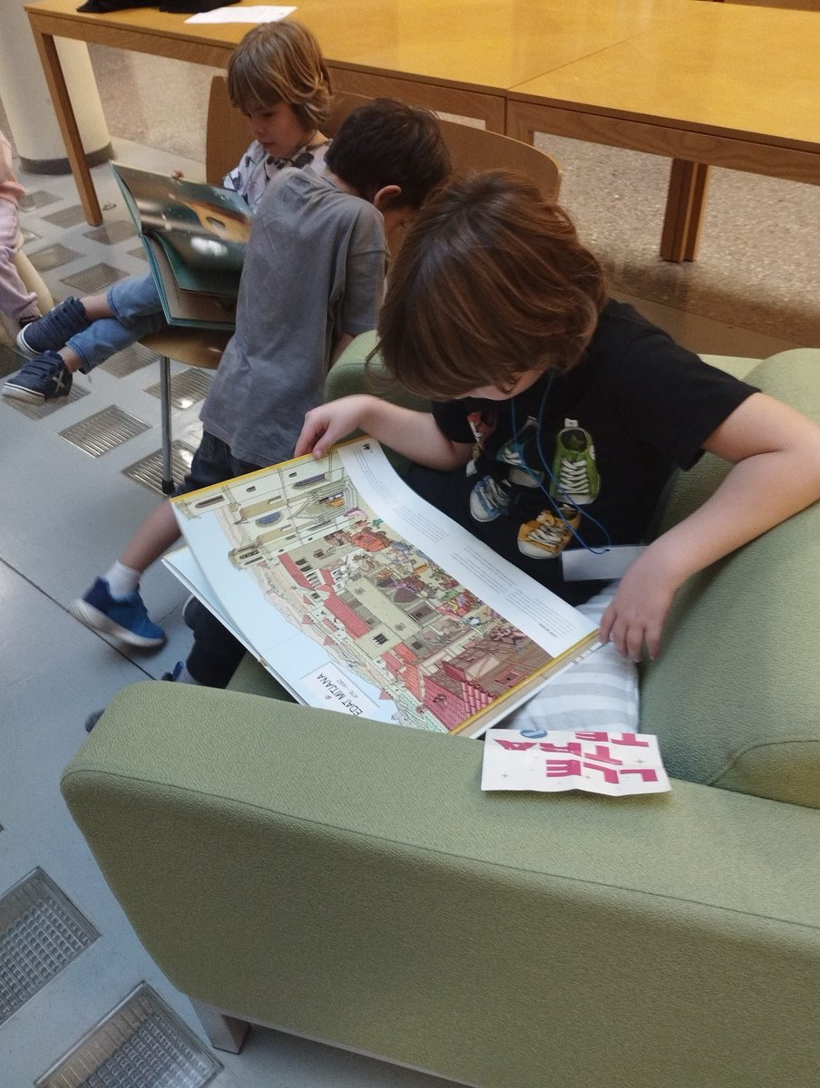 muprevalencia's tweet photo. 📚 👧🏼 Ahir va començar la #Lletrateca de #BiblioMupreva!

Així de bé ho van passar els xiquets en l’estrena d’esta extraescolar diferent, en la qual l'alumnat d'entre 3er d'infantil i 3er de primària podrà conéixer les sales del #Mupreva i gaudir dels llibres la nostra biblio 🤩 https://t.co/5cOHAf0nRa