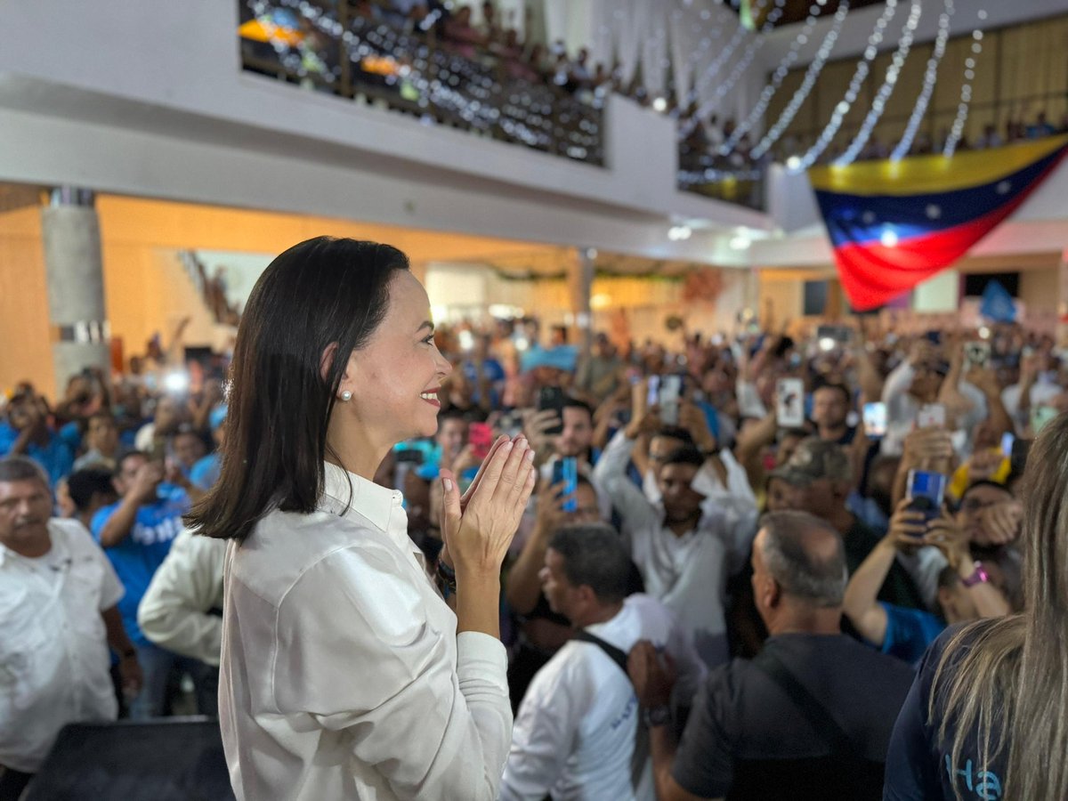 VenteVenezuela's tweet photo. ¡Cuando Aragua despierta, Venezuela tiembla!

Así fue el encuentro de María Corina con estructuras políticas del estado Aragua.

#ConVzla | #HastaElFinal https://t.co/CNU8fOQgk7