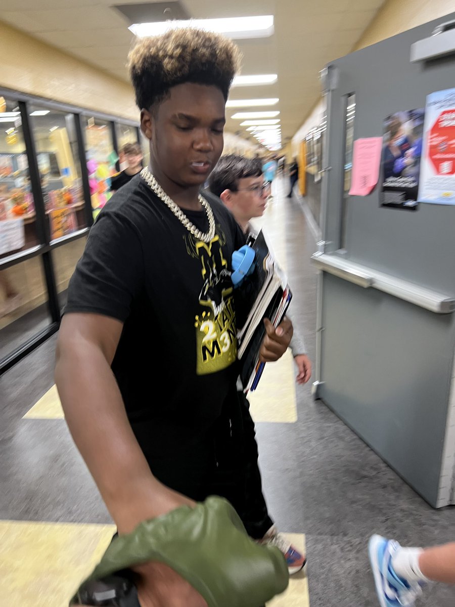TonyJarvis_MHS's tweet photo. We βget toβ have another Fist Bump Friday at Murray High! ππ» to all Tigers. #MHS_WeGetTo #MurraySchools https://t.co/Vck4RAZQey