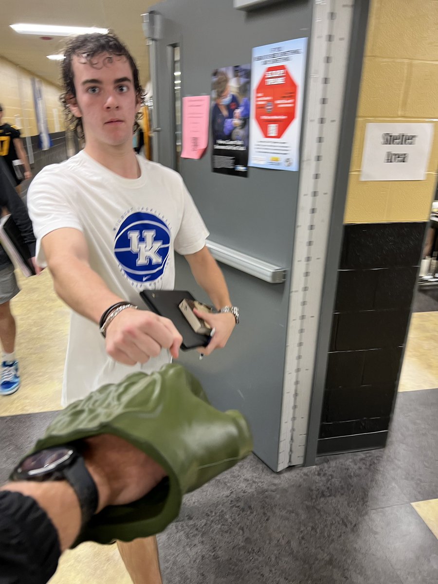 TonyJarvis_MHS's tweet photo. We βget toβ have another Fist Bump Friday at Murray High! ππ» to all Tigers. #MHS_WeGetTo #MurraySchools https://t.co/Vck4RAZQey