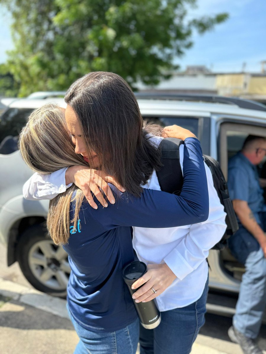VenteVenezuela's tweet photo. ¡Cuando Aragua despierta, Venezuela tiembla!

Así fue el encuentro de María Corina con estructuras políticas del estado Aragua.

#ConVzla | #HastaElFinal https://t.co/CNU8fOQgk7