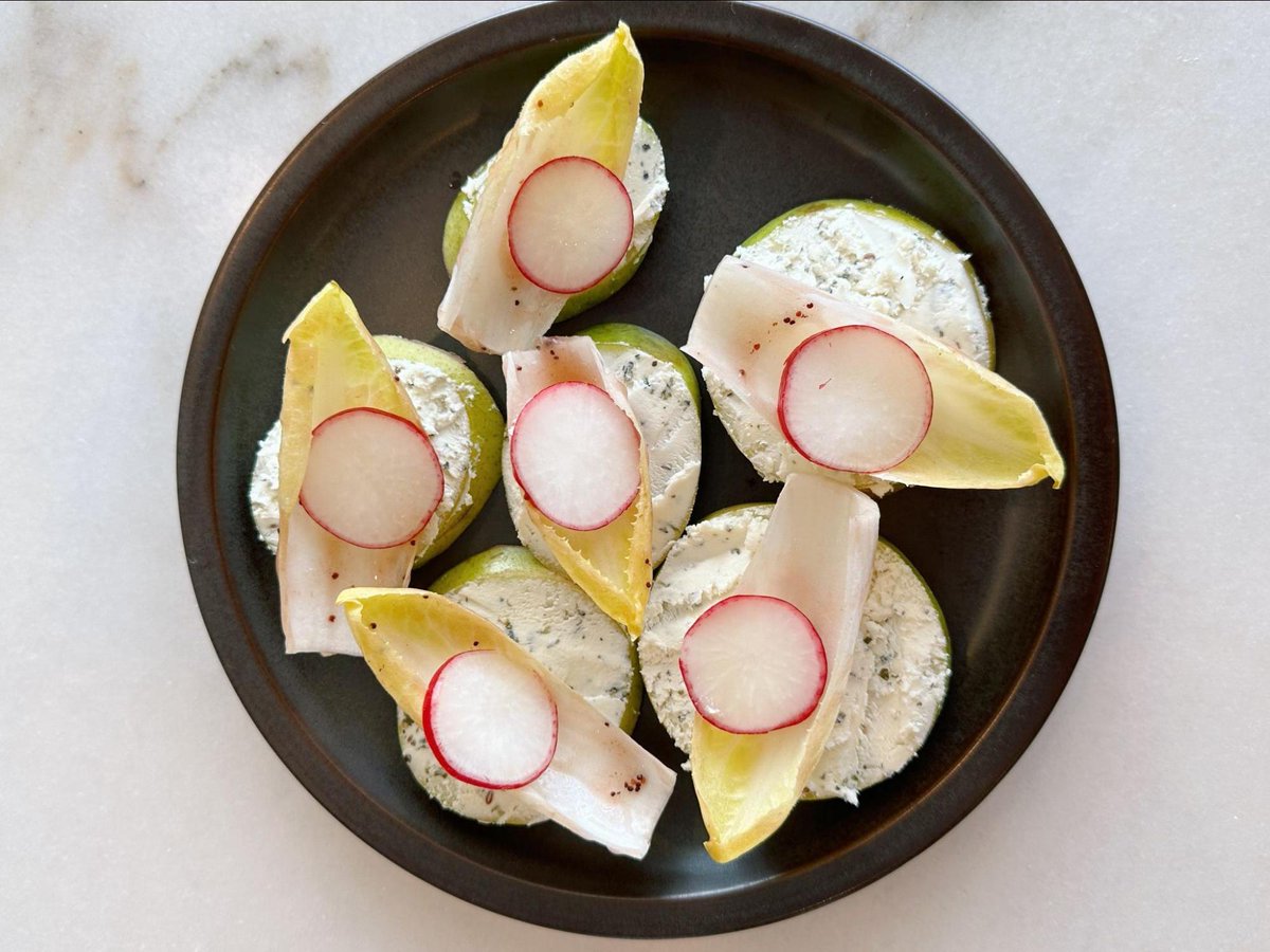 HanleysFoods's tweet photo. 🍓Pear, Goat Cheese and Endive Appetizer with Hanley's #StrawberryVinaigrette 🍓#Recipe: https://t.co/wnCX9SQcQp
#dressitbetter #appitizer #salads https://t.co/sYo78T5ZSM