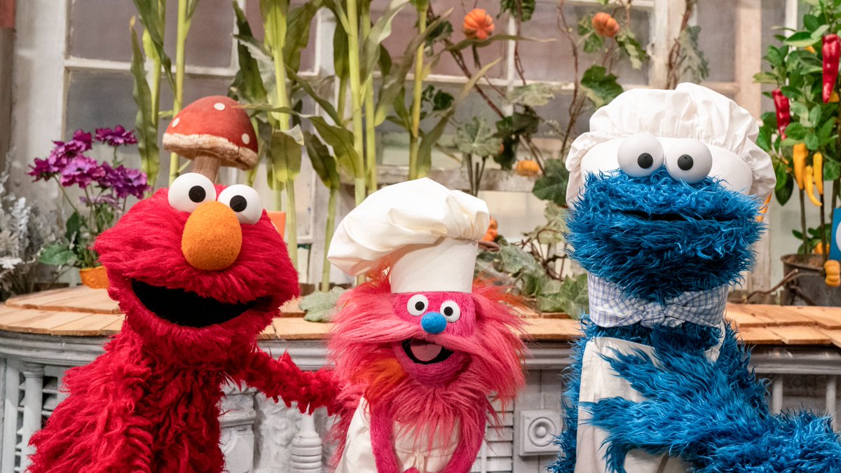 elmo's tweet photo. When Elmo needs a little treat, Elmo knows exactly who to call. ❤️🍪 https://t.co/Ff3rrAwsy8