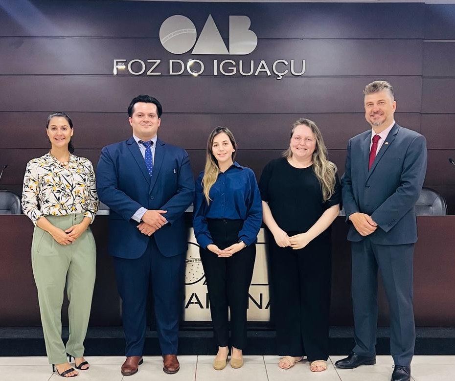 ABARuleofLaw's tweet photo. This week, our Paraguay team held in-person meetings in Foz do Iguaçu, #Brazil w/@prefeiturafoz, @itaipubrasil, @oabfoz, and #CODEFOZ to present our regional program, Raising Awareness on Countering Money Laundering and the Financing of Terrorism in Argentina, Brazil &amp; Paraguay. https://t.co/KQqjsX9Qv9