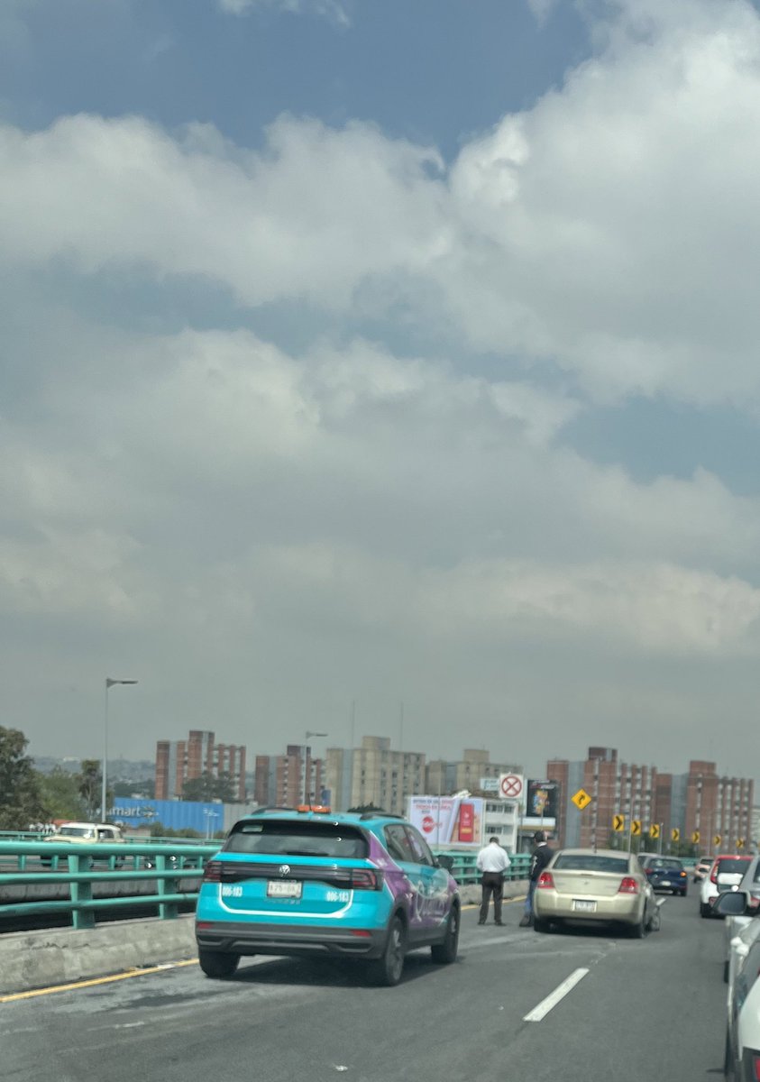 Un pen… chocó y el desmadre en el #segundopiso es interminable. Pero como siempre el tràfico lo hacen los metiches, morbosos y mirones. Nosotros no nos paramos y yo no venía manejando (antes de que me caguen).