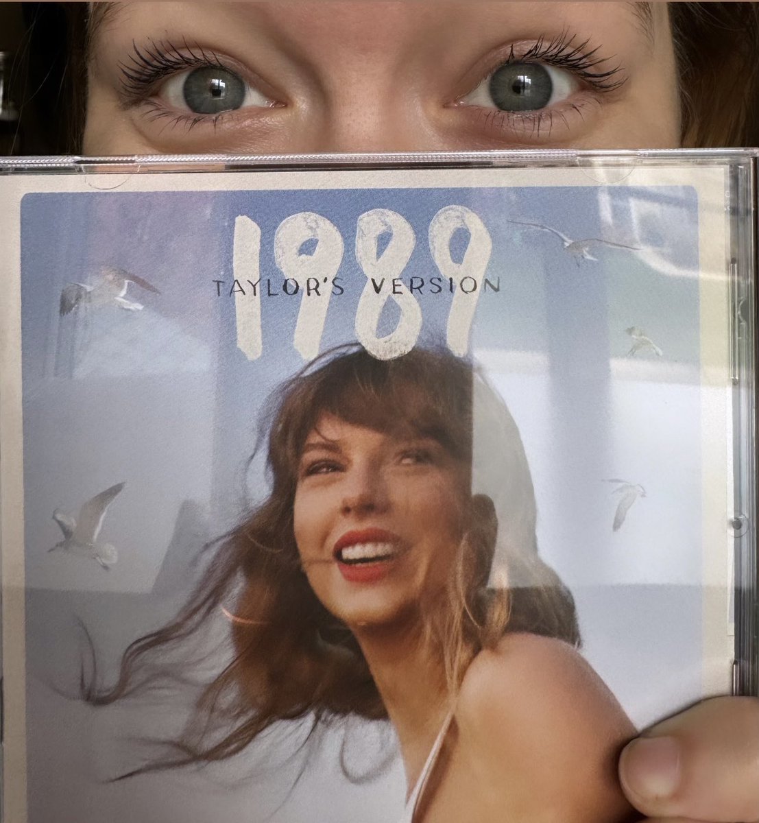 AprilMae18's tweet photo. taken exactly 9 years apart 🩵 happy release day to #1989TaylorsVersion @taylornation13 @taylorswift13 https://t.co/rPFsukTBDb