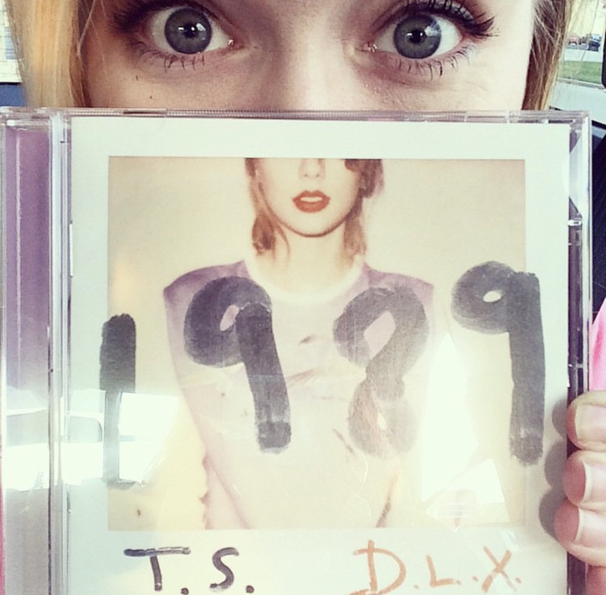 AprilMae18's tweet photo. taken exactly 9 years apart 🩵 happy release day to #1989TaylorsVersion @taylornation13 @taylorswift13 https://t.co/rPFsukTBDb