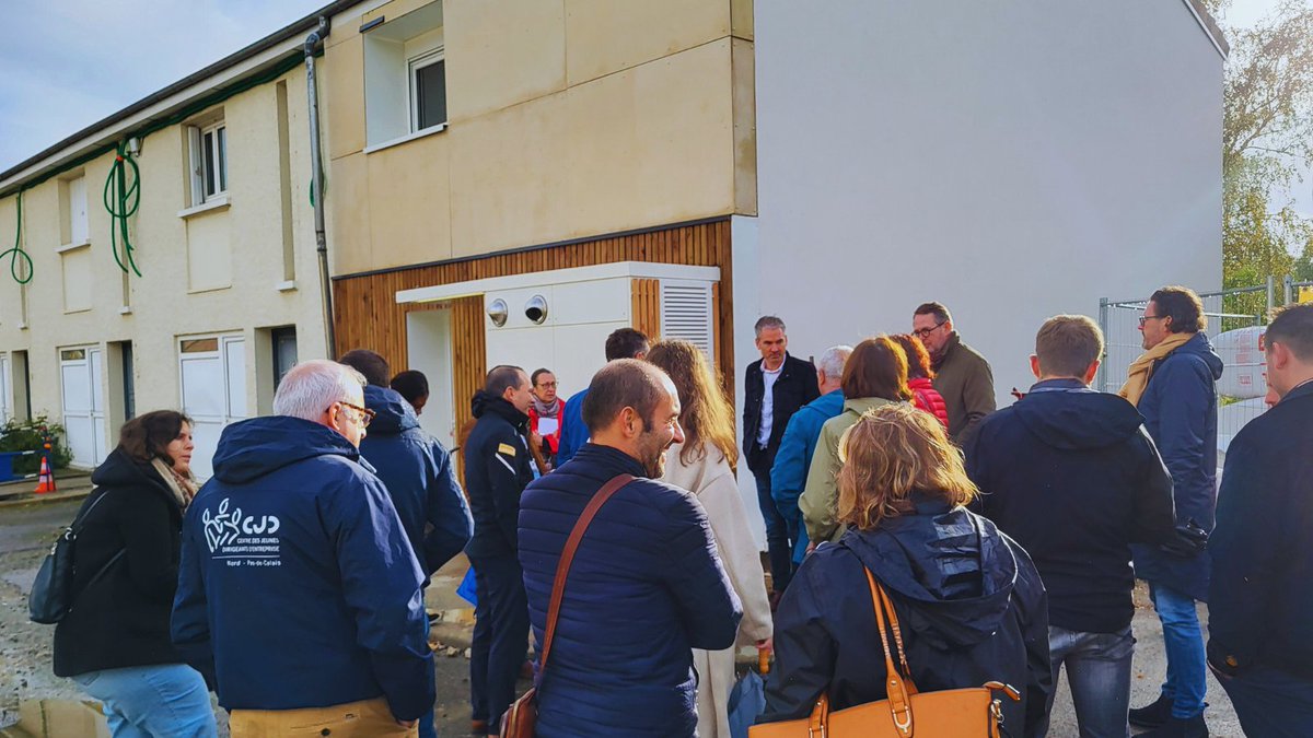 Visite du logement témoin de l’opération de réhabilitation énergétique de 𝟚𝟝 𝕝𝕠𝕘𝕖𝕞𝕖𝕟𝕥𝕤 à Savigné l’Evêque, dans le cadre de la démarche #Energiesprong. Un concept novateur de rénovation thermique qui permet à la filière bâtiment d'industrialiser ses process.