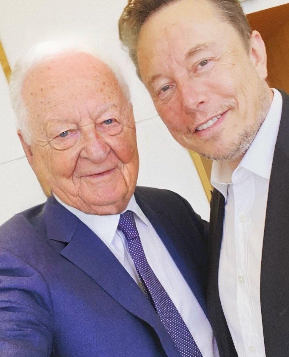 MaxiBernard_'s tweet photo. Petite photo souvenir de ma rencontre avec Elon Musk.
A l'époque, il n'avait pas encore commencé à saper la démocratie en laissant les complotistes antivax d'extrême droite proliférer sur #X.
Si j'avais su je lui aurai dit ses 4 vérités.
#NoTweeterDay
#RudyKissMyAss https://t.co/VQlLW8BbXU