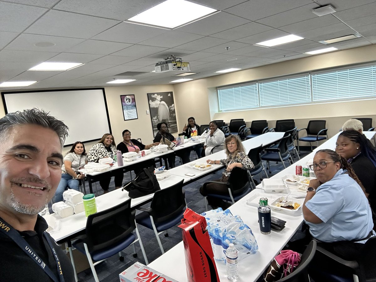 EastcoastVin's tweet photo. It’s never too late to celebrate 🙌 Great to be with the JAX team celebrating the end of  summer ops👍 then again for a Jersey man like me, Summer never ends in Florida🤔 Thanks for the great performance Team JAX🙏 @Jmass29Massey @jacquikey @jasonashley83 @GATAGSTeam @RJonesJ30 https://t.co/3vWdP6rGdC