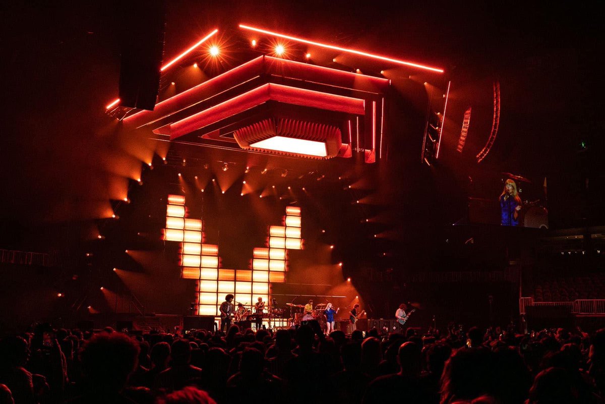 Robelighting's tweet photo. The Paramore world tour features a stage &amp; lighting design crafted by Sooner Routhier of Sooner Rae Creative &amp; Trevor Ahlstrand of Ahlstrand Productions with @Robelighting #ESPRITE, #iFORTE, #BMFL FS, &amp; #BMFL FS LT luminaires plus a #RoboSpot system supplied by @LMG_BeyondTech. https://t.co/8wi0xm8WxH