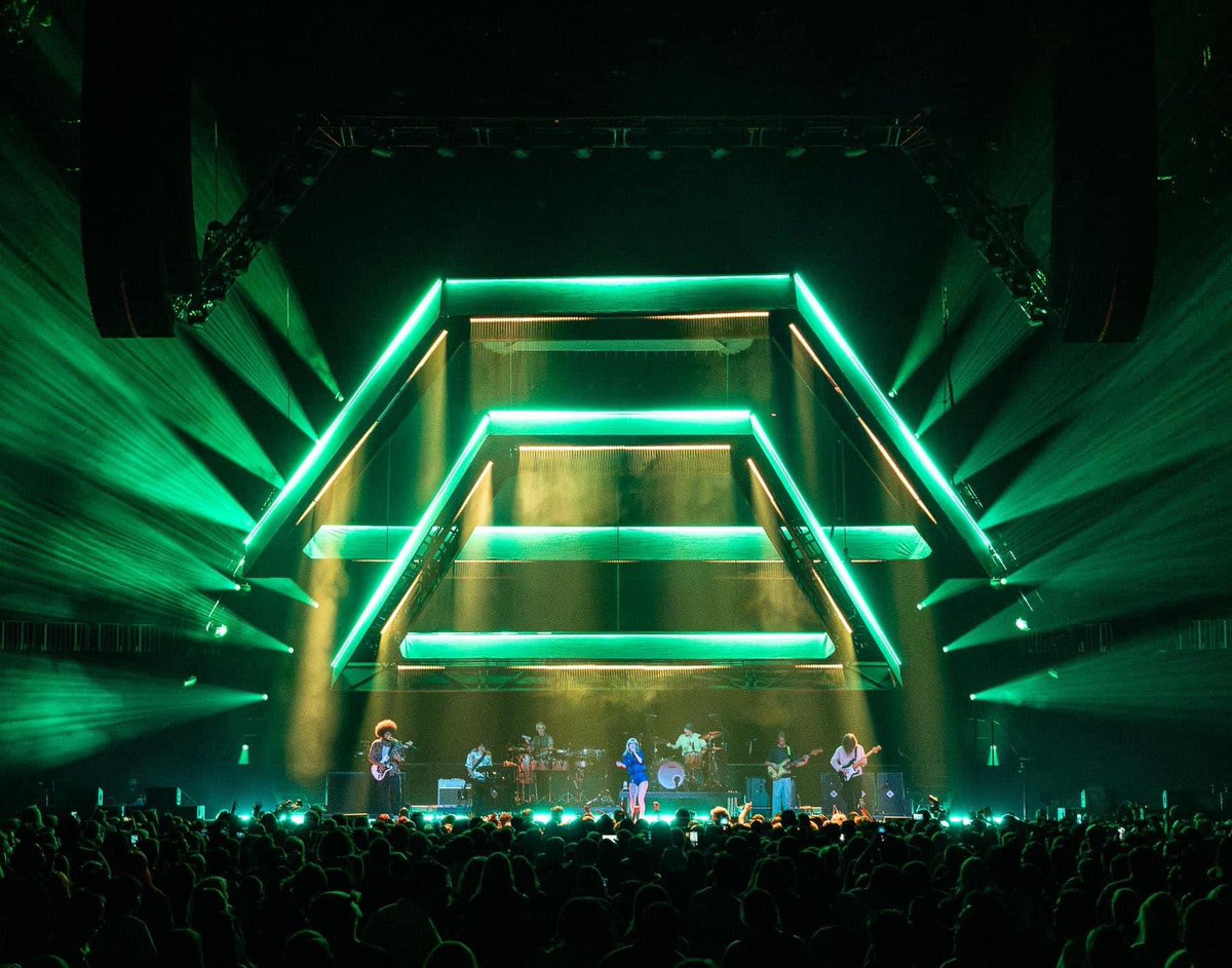 Robelighting's tweet photo. The Paramore world tour features a stage &amp; lighting design crafted by Sooner Routhier of Sooner Rae Creative &amp; Trevor Ahlstrand of Ahlstrand Productions with @Robelighting #ESPRITE, #iFORTE, #BMFL FS, &amp; #BMFL FS LT luminaires plus a #RoboSpot system supplied by @LMG_BeyondTech. https://t.co/8wi0xm8WxH