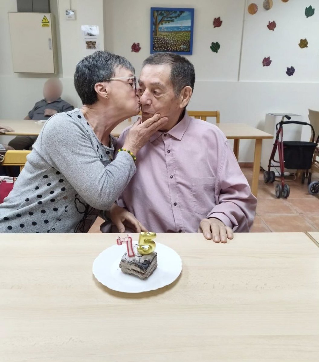 Centros_Amunt's tweet photo. La festa d’aniversari d’ahir a #AviAmunt va tenir pastís, petons, ball, abraçades i molts somriures 🎂🎊🥳

#aniversari #gentgran #festa #ball #centrededia #CentrosAmunt https://t.co/PHKQfxl2d2