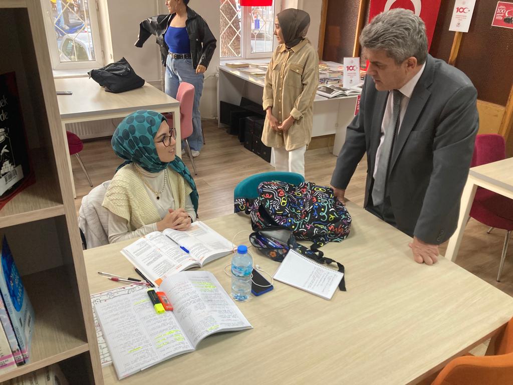 KeciborluKymkm's tweet photo. Kaymakamımız Sayın Tahsin AKSU, Keçiborlu İlçe Halk Kütüphanesi Müdürlüğünü ziyaret etti. Kütüphanede ders çalışan ve kitap okuyan öğrencilerle sohbet edip "Cumhuriyetimizin 100. Yılı Kitap Sergisinde" incelemelerde bulundu. https://t.co/sBNfCQgn0r