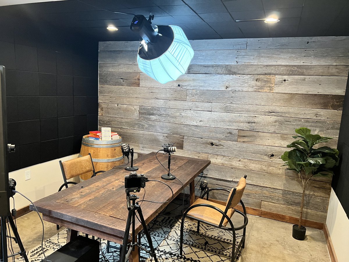 CoryMcKane's tweet image. Officially have our first podcasters recording at the new Just Push Record studio

3 cameras, 4 mics, all automated

We’re based just a few minutes from downtown ATX 💪

@thegarrettscott &amp;amp; I are happy to offer discounts for Twitter friends 👀