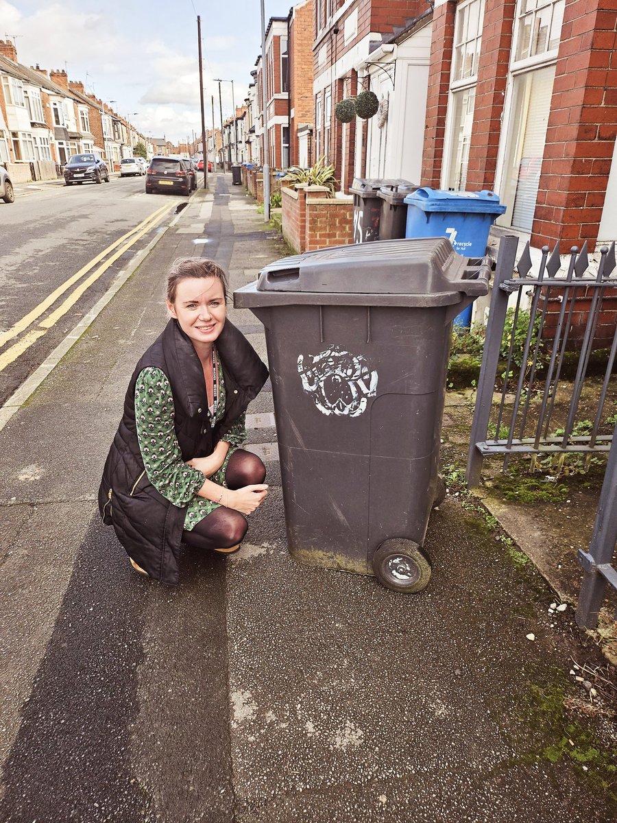 I found the dog I painted on my wheelie bin 32 years ago!! I can't believe I've presented my first week of shows @radiohumberside in the city I grew up in...a city which taught me so much...except art obviously. 🤣🥰🥰