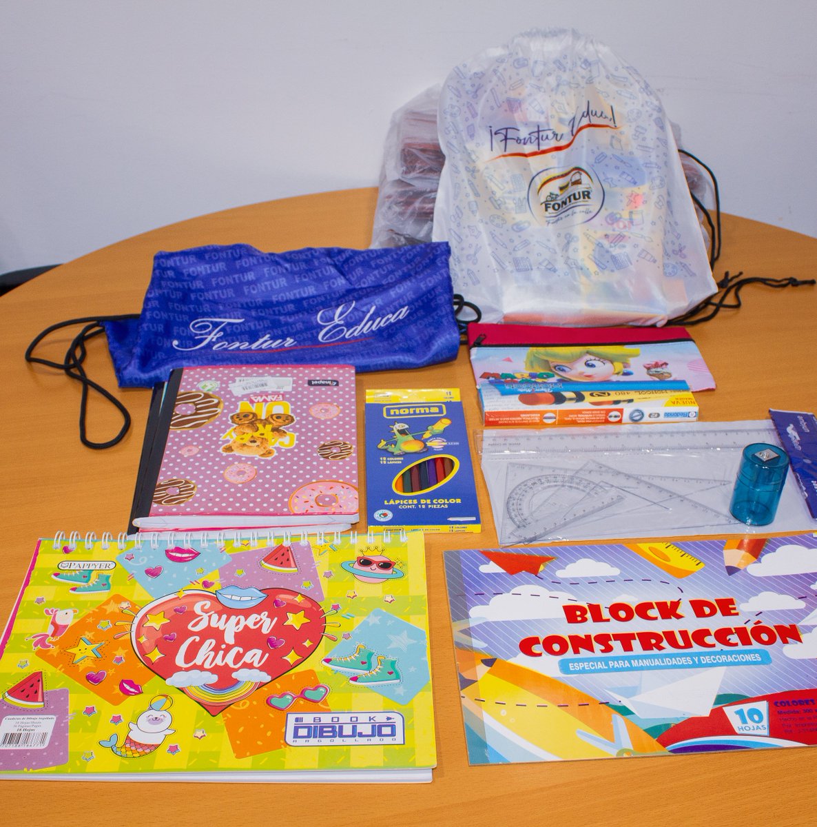 Fontur (@fonturoficialve) on Twitter photo 📚 📝 Pensando en el futuro de la Patria hoy bajo el lema Fontur Educa hemos emprendido la hermosa labor de entregar un kit escolar a las niñas y niños de los trabajadores de Fontur que se encuentran en etapa escolar.
#DiálogoConvivenciaYPaz
<a href="/NicolasMaduro/">Nicolás Maduro</a>
<a href="/ELOYSULBARAN/">Eloy Chiquitín</a> 📚 📝 Pensando en el futuro de la Patria hoy bajo el lema Fontur Educa hemos emprendido la hermosa labor de entregar un kit escolar a las niñas y niños de los trabajadores de Fontur que se encuentran en etapa escolar.
#DiálogoConvivenciaYPaz
<a href="/NicolasMaduro/">Nicolás Maduro</a>
<a href="/ELOYSULBARAN/">Eloy Chiquitín</a>