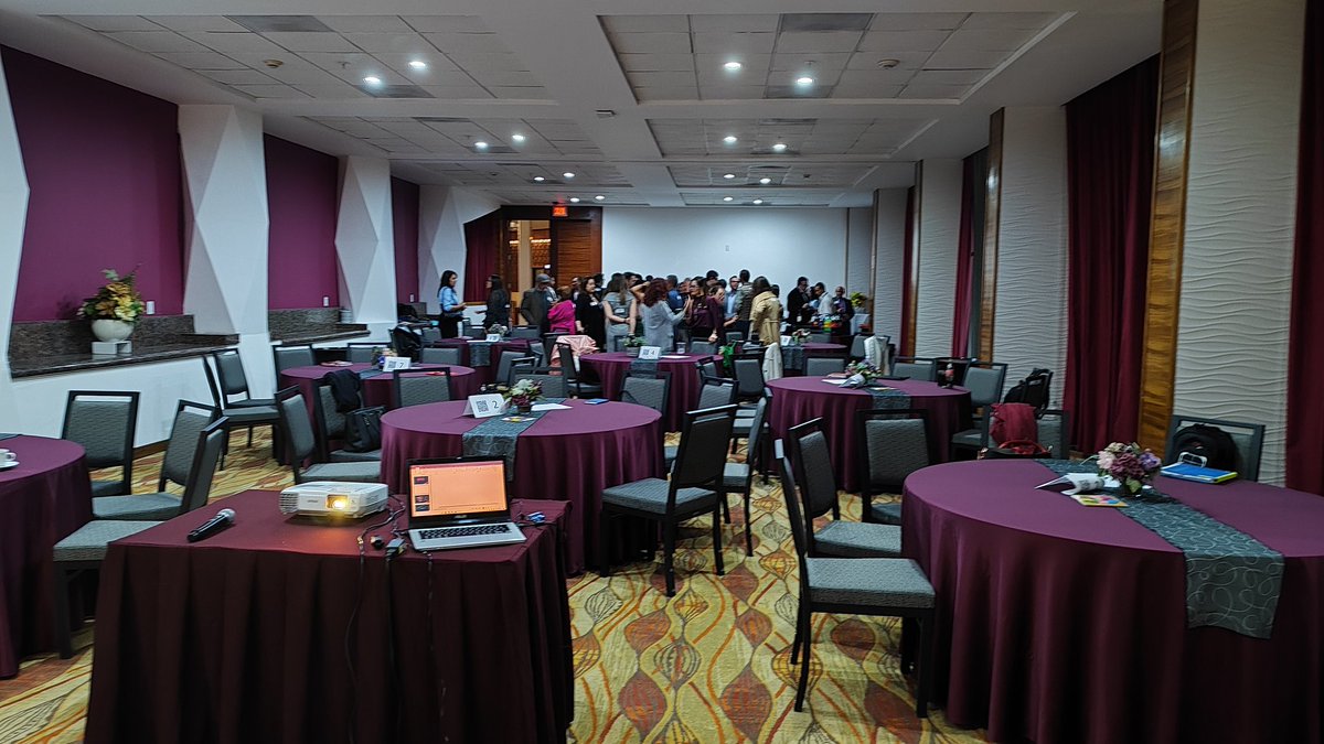 BNI_Queretaro's tweet photo. Recibiendo a los invitados a nuestro evento "Networking Night" que reconoce a los mejores networkers de BNI en Querétaro. https://t.co/lsd6CNehbk
