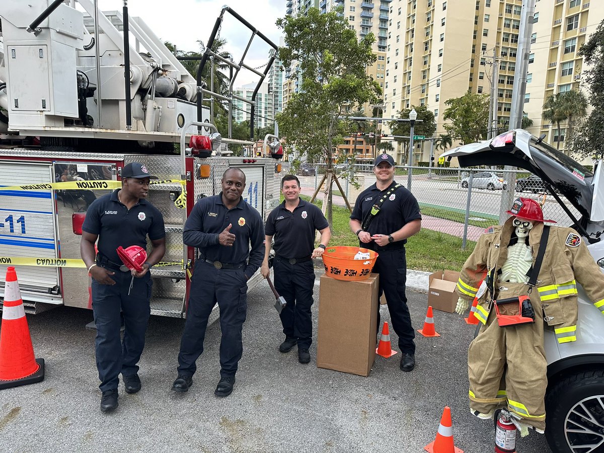 MiamiBeachFire's tweet photo. All treats, no tricks from #YourMBFD! 🍬🎃 Public Education 1, along with Ladder 1, participated in South Pointe Elementary’s annual “Spooky Night” Trunk-or-Treat PTA fundraiser.
Thank you for the invitation! We had a blast. @SouthPointeElem https://t.co/Ddwthk07FO